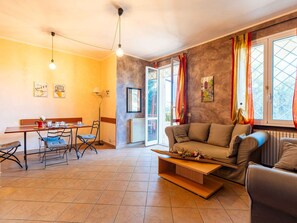 Mobilier De Jardin, Ombre, Balcon, Porche, Eco Hôtel, Chaise, Tableau De Plein Air, Tache De Bois, Table Cuisine Et Salle A Manger, Villa