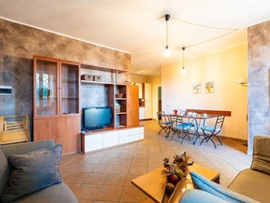 Mobilier De Jardin, Ombre, Balcon, Porche, Eco Hôtel, Chaise, Tableau De Plein Air, Tache De Bois, Table Cuisine Et Salle A Manger, Villa
