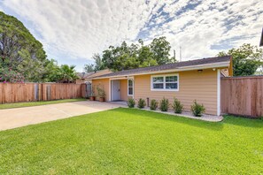 Front Yard | Self Check-In | 8 Mi to Daikin Park