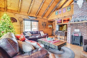 Living Room | 1st Floor | Flat-Screen TV w/ Roku | Free WiFi | Oil Heating