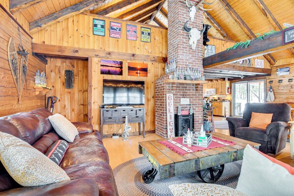 Pittsburg Vacation Rental | 2BR | 1.5BA | 1,800 Sq Ft | Stairs Required