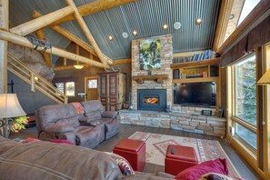 Living Room | 1st Floor | Roku TV | Free WiFi | Radiant Heat