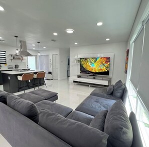 Welcome a charming, renovated home.. Welcome to Sunshine Bliss!