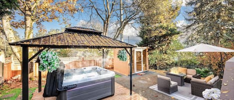 Welcome to our hidden secret garden in our backyard! here is the full year operated Hot Tub and Sauna !