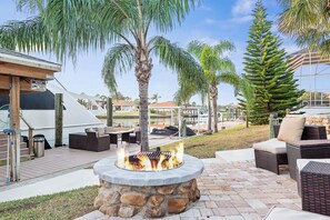 Outdoor fire pit