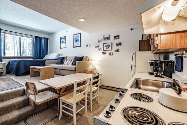 Kitchen/dining/ living room