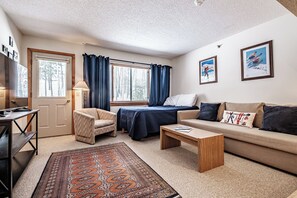 Livingroom/Queen bed