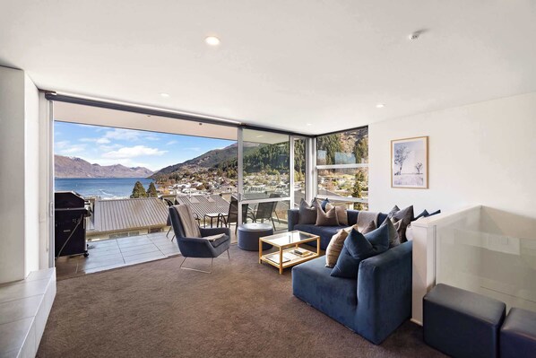 Large open plan living room featuring a gas fireplace, huge windows, outdoor balcony and spectacular views of Lake Wakatipu and the surrounding mountains. 

A quick 300 metre walk to the centre of Queenstown... about 4 minutes walk
