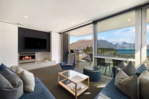 Large open plan living room featuring a gas fireplace, huge windows, outdoor balcony and spectacular views of Lake Wakatipu and the surrounding mountains. 

A quick 300 metre walk to the centre of Queenstown... about 4 minutes walk