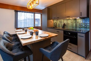Fully equipped kitchen with dining island