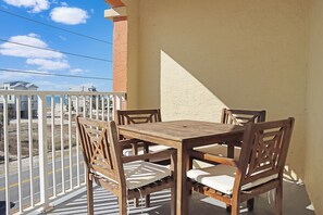 Outdoor Dining on Beach View Deck