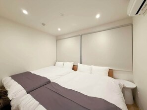 2 Double Beds