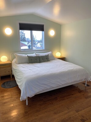 Luxurious King Master Bedroom with organic linens & blackout blinds.