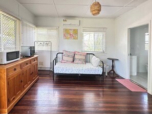 single bed, aircon