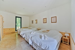 Chambre Sable, en rdc, 4 lits simples, avec porte vitrée donnant accÚs au jardin