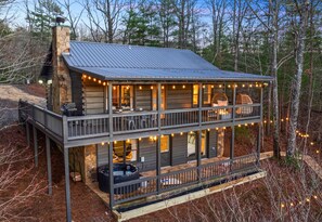 This peaceful retreat is the perfect place to unwind and immerse yourself in the beauty of North Georgia.