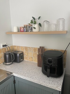 Microwave, Fridge, Airfryer, Toaster and Kettle. Tea, Coffee, Sugar provided.