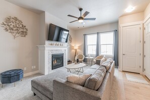 Smart-TV and gas fireplace: instant cozy!