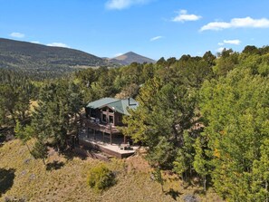 No matter the season, this cabin provides true natural beauty.