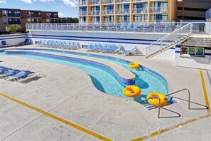 Lazy river pool