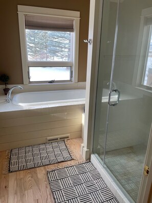 Tub and shower in primary en suite