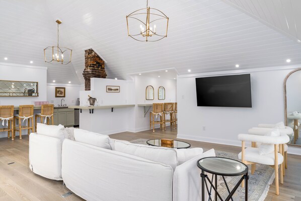 Room 11- Entire top floor lofty studio apartment with kitchenette, full W/D, dishwasher, and fridge. Bath has a glass enclosed shower and a jetted jacuzzi tub
Sleeps 4- Two in a king bed and 2 additionally in a sleeping nook on twins.
