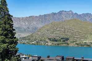 Fantastic views of the Remarkables Mountain Range and Lake Wakatipu from the huge outdoor deck, the living room, dining room, kitchen and master bedroom.