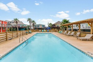 Outdoors - Inviting community pool for all ages