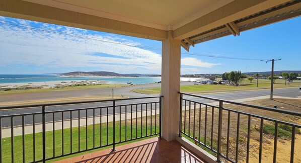 Kalbarri Pelican Shore Villa 2 - Full uninterrupted views of coast & river.