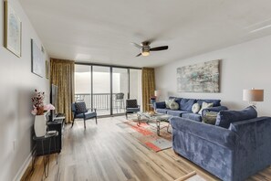 Living Room | Queen Sleeper Sofa | Smart TV | Free WiFi | Central A/C & Heating