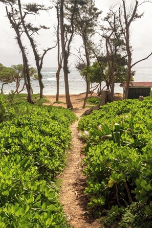 2 minute drive to secluded beaches