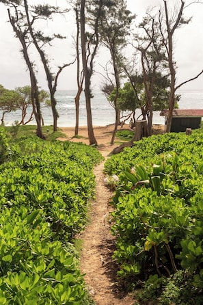 2 minute drive to secluded beaches
