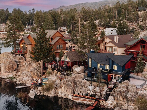 This modern and luxurious vacation rental offers the perfect home base for all your lake adventures and is just a short drive away from all the popular local attractions.