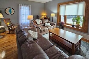 Living room: can sleep on sofa