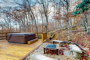 Outdoor spa tub