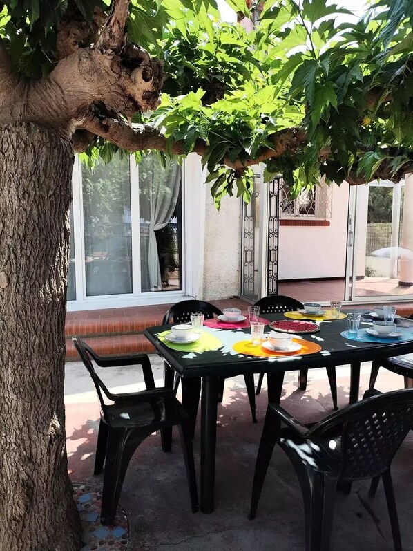 Outdoor dining