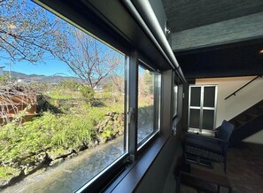 By integrating the corridor with the scenery, a sense of openness is created.