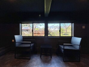 This space aims to blend the view with the interior.