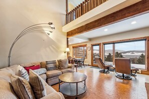Living room: Panoramic mountain and Lake Dillon views