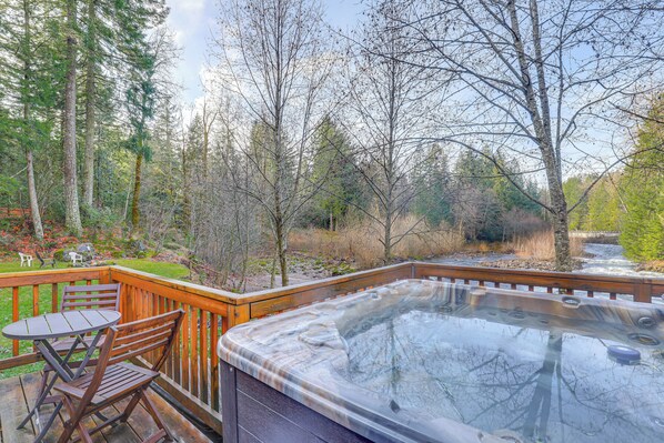 Rhododendron Vacation Rental | 2BR | 1BA | 4 Steps to Enter | 870 Sq Ft
