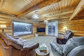 Living Room | Main Level | Smart TV | Free WiFi