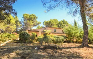 826273h Lovely home in La Tour DAigues La Tour dAigues