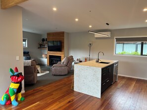 Kitchen island / lounge 