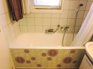 Badewanne, Badezimmer, Armatur, Flooring, Fussboden, Installation, Interior Design, Zapfhahn, Dusche, Zimmer