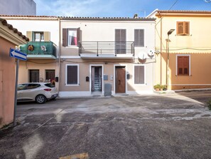 Mobilier De Jardin, Ombre, Balcon, Porche, Eco Hôtel, Chaise, Tableau De Plein Air, Tache De Bois, Table Cuisine Et Salle A Manger, Villa