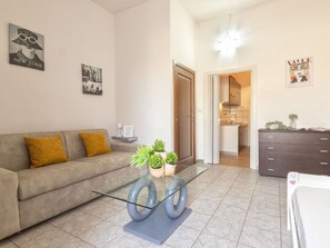 Mobilier De Jardin, Ombre, Balcon, Porche, Eco Hôtel, Chaise, Tableau De Plein Air, Tache De Bois, Table Cuisine Et Salle A Manger, Villa