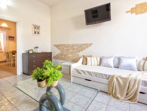 Mobilier De Jardin, Ombre, Balcon, Porche, Eco Hôtel, Chaise, Tableau De Plein Air, Tache De Bois, Table Cuisine Et Salle A Manger, Villa