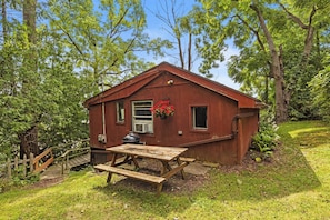 The Tree House - Cozy lakefront cabin surrounded by lush greenery, offering a peaceful retreat for nature lovers. Enjoy outdoor dining on the private picnic table or explore the nearby lake for swimming, fishing, and boating.