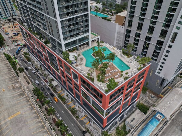hotel style pool and amenities