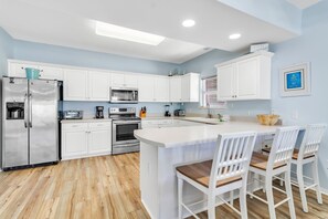 Summer Breeze B1 Gulf Shores, Alabama. 3 Bedrooms. 2.5 Bathrooms. Sleeps 10.